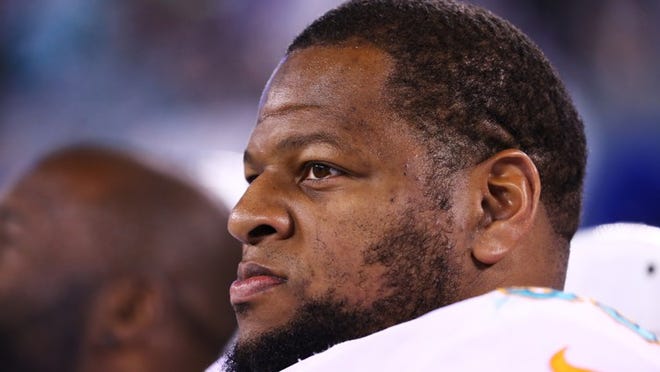 EAST RUTHERFORD, NJ - DECEMBER 17: Ndamukong Suh #93 of the Miami Dolphins looks on against the New York Jets during their game at MetLife Stadium on December 17, 2016 in East Rutherford, New Jersey. (Photo by Al Bello/Getty Images)