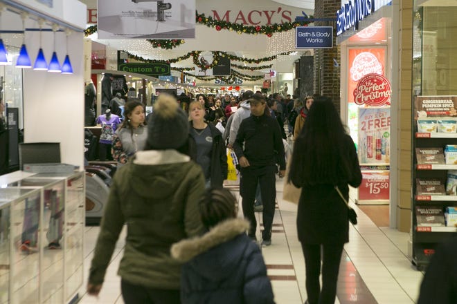 Last minute shoppers swarm the Auburn Mall on Christmas Eve. T&G File Photo/Matthew Healey