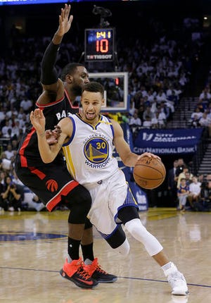 Golden State Warriors guard Stephen Curry (30) dribbles past Toronto Raptors forward Patrick Patterson during the second half of an NBA basketball game in Oakland, Calif., Wednesday, Dec. 28, 2016. (AP Photo/Jeff Chiu)