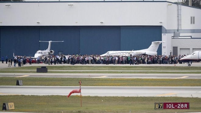 Airline passengers are told to wait on the tarmac while authorities investigate the Friday afternoon shooting at Fort Lauderdale-Hollywood International Airport. (Allen Eyestone/Palm Beach Post)