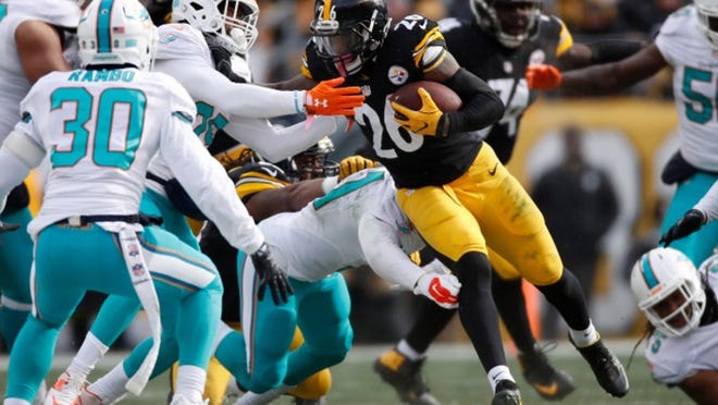 PITTSBURGH, PA - JANUARY 08: Le'Veon Bell #26 of the Pittsburgh Steelers carries the ball during the second quarter against the Miami Dolphins in the AFC Wild Card game at Heinz Field on January 8, 2017 in Pittsburgh, Pennsylvania. (Photo by Gregory Shamus/Getty Images)