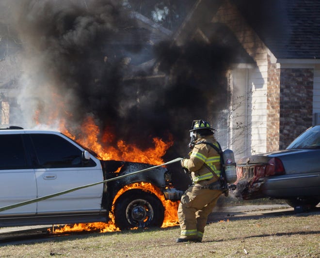Jamie Parker/Bryan County Now
A Richmond Hill firefighter pulls a hose into position to douse the fire in the engine compartment of a Ford Expedition Monday afternoon.