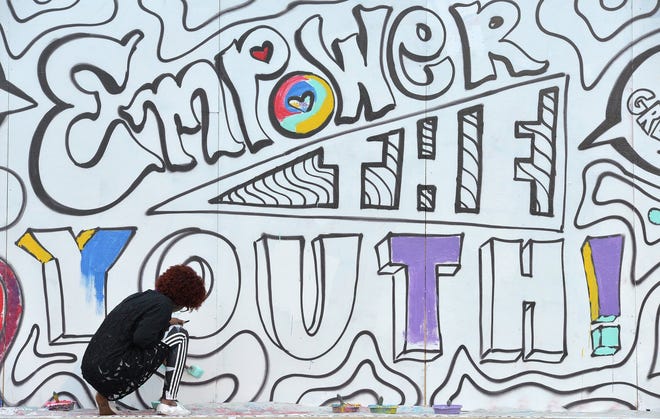 Little kids, as well as big kids like Kayonna Cherry, painted in the empowerment design on the Jax Kid’s Mural Project along Laura Street during Art Walk. The first Art Walk of the new year was held Wednesday, January 4, 2017, in downtown. Artist, vendors, musicians, performers and food trucks filled the downtown from City Hall to the river front with activities. (Bruce Lipsky/Florida Times-Union)