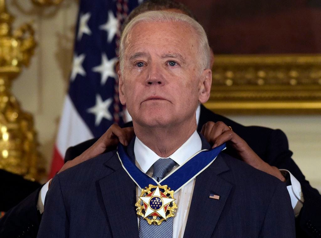 tirsdag Elektriker bølge In tearful farewell, Obama awards Biden the Medal of Freedom