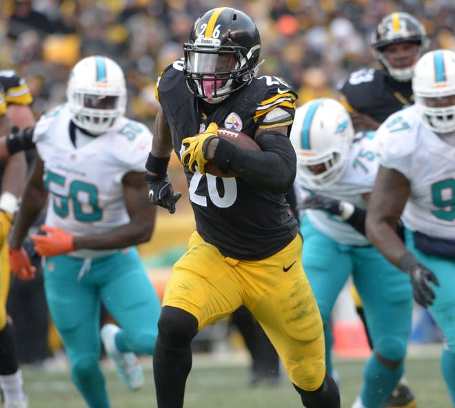 Steelers running back Le'Veon Bell breaks off a long run during the Steelers' wild-card playoff game against the Miami Dolphins Sunday at Heinz Field in Pittsburgh.