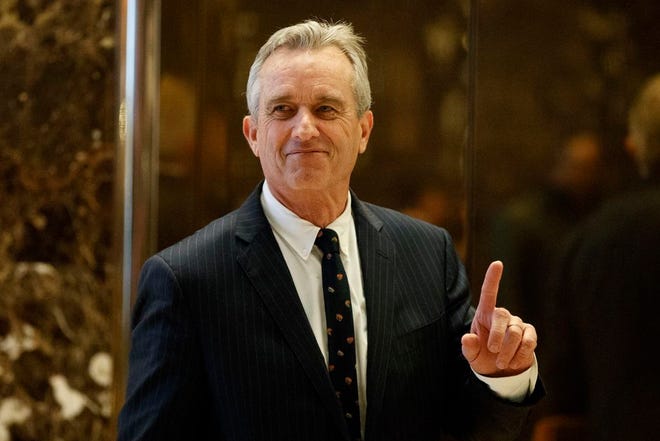 Robert F. Kennedy Jr. arrives in the lobby of Trump Tower in New York, Tuesday, Jan. 10, 2017, for a meeting with President-elect Donald Trump.