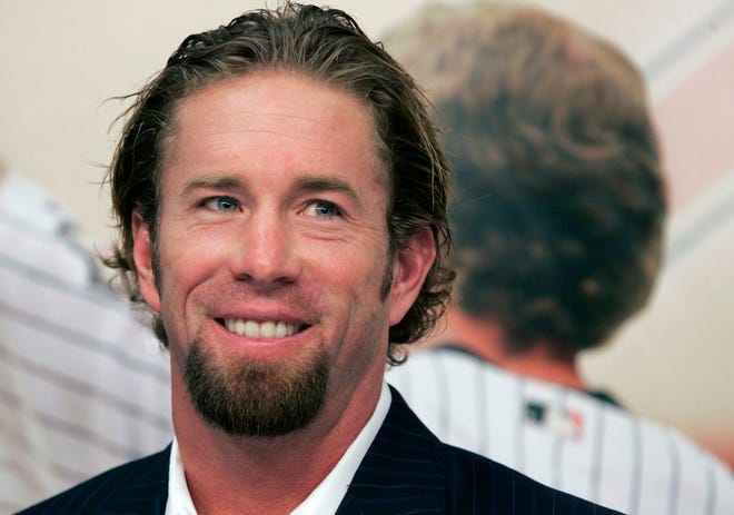 In this Dec. 15, 2006, file photo, Houston Astros longtime first baseman and four-time All-Star Jeff Bagwell announces his retirement from baseball in Houston.