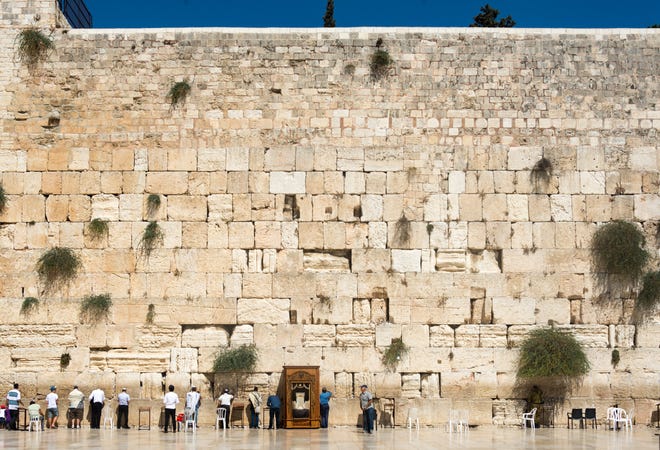 A High Court in Israel has given the government and the Western Wall administration 30 days to show a “good reason” as to why women cannot read from a Torah Scroll at the Western Wall. (Photo by xiquinhosilva (Own work) [CC BY-SA 2.0 (http://creativecommons.org/licenses/by-sa/2.0)], via Wikimedia Commons)
