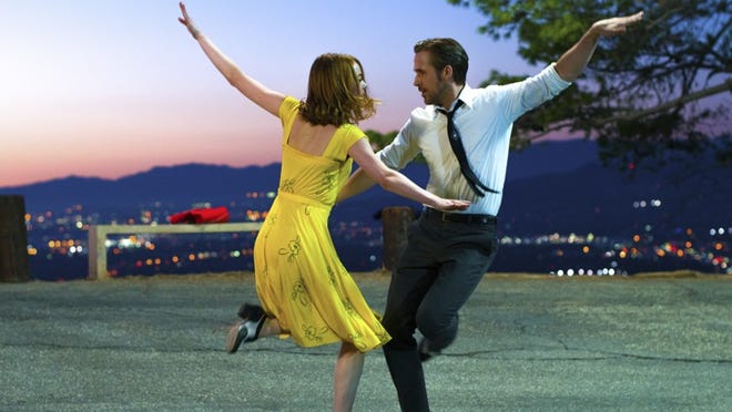 Ryan Gosling, der., y Emma Stone en una escena de “La La Land.” La película fue nominada al Oscar para mejor película el martes 24 de junio. Los Oscar tomarán lugar el 26 de febrero. ASSOCIATED PRESS
