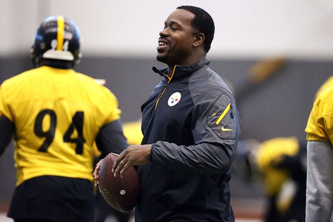 Steelers assistant coach Joey Porter runs a drill during practice in Pittsburgh on Jan. 13, 2016.