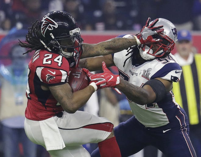 Atlanta Falcons' Devonta Freeman runs against New England Patriots' Dont'a Hightower during the second half of the NFL Super Bowl 51 football game Sunday, Feb. 5, 2017, in Houston. (AP Photo/Eric Gay)