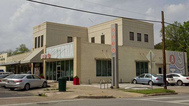 04.03.12 Alberto Martâ€™nez AMERICAN-STATESMAN - NOTE: For publication in Real magazine. Exterior shot of Asti in Hyde Park.