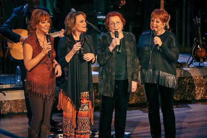 From left, Reba McEntire, her sister Susie McEntire Eaton, her mom Jacqueline McEntire, and her sister Alice Foran sing Wednesday at the Ryman Auditorium in Nashville, Tenn. Photo provided