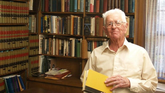 Jack Pope, a former Texas Supreme Court chief justice who died Saturday in Austin, is shown here in the library of his Austin home in 2007. (Photo courtesy of the Texas Supreme Court)