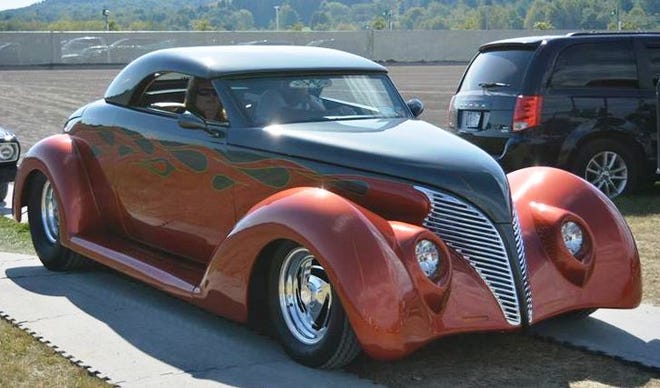 If cost is no object, today’s street rodders can go the retro street rod route. This outstanding 1939 Ford features a complete fiberglass body and rolling chassis. Add a high dollar paint job and your choice of drivetrain, and you’re ready to make a real splash at the car show. (Greg Zyla photo)