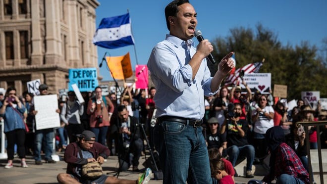 El congresista Joaquín Castro habla en el mitin de “No Ban, No Wall” (no prohibición, no muro) en el Capitolio el sábado 25 de febrero. TAMIR KALIFA / ¡AHORA SÍ!