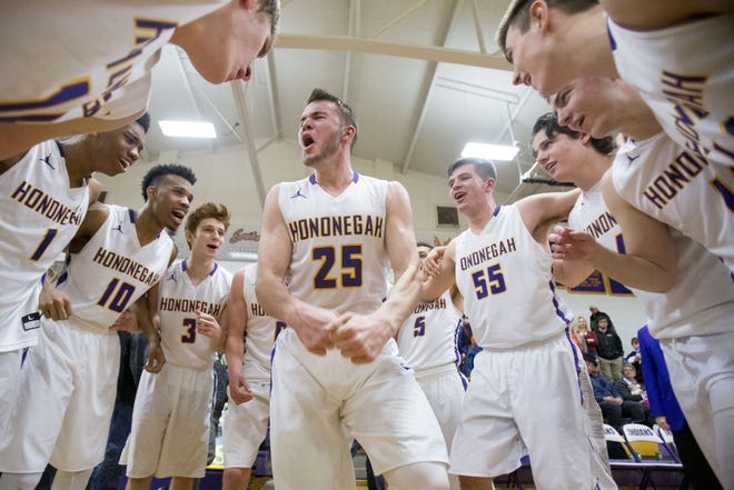 Hononegah's Jackson Doyle (25) leads his team in a chant Friday, March 3, 2017, after defeating East 67-48 in the Class 4A boys basketball regional championship at Hononegah High School in Rockton. [MAX GERSH/RRSTAR.COM STAFF]