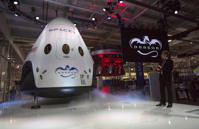 File Photo: SpaceX CEO Elon Musk (R) unveils the Dragon V2 spacecraft in Hawthorne, California May 29, 2014. REUTERS/Mario Anzuoni/File Photo