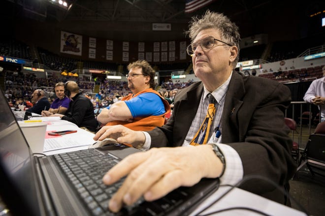 RYAN MICHALESKO/JOURNAL STAR Art Sievers updates online scores during the IHSA Class 1A and 2A basketball state finals Saturday, March 11, 2017 in Peoria, Ill.