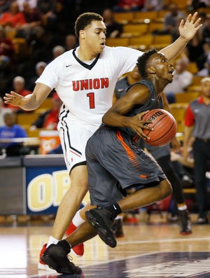 Tulsa Washington’s RJ Fuqua drives past Union’s Ethan Chargois during Friday’s class 6A boys semifinal game in the state high school basketball tournament between Tulsa Union and Tulsa Washington at the Mabee Center in Tulsa. Tulsa Washington won 69-66 in overtime. [Photo by Nate Billings, The Oklahoman]