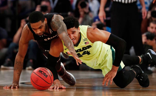 South Carolina guard Sindarius Thornwell (front) and Baylor guard Ishmail Wainright scramble for a loose ball in the Sweet 16 on Friday night. (AP Photo/Julio Cortez)