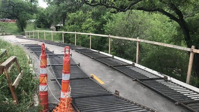 Crews are working on the handrails of the new trail underpass along Lamar Boulevard at 24th Street. Pam LeBlanc/AMERICAN-STATESMAN