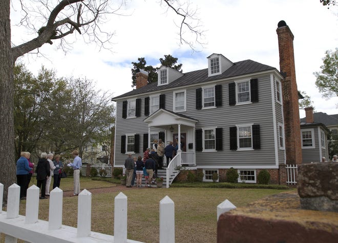 Tourists line up for a visit to the Palmer-Tisdale House at 520 New Street. [Bill Hand/Sun Journal]