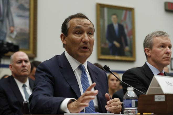 United Airlines CEO Oscar Munoz, left, accompanied by United Airlines President Scott Kirby, testifies on Capitol Hill in Washington, Tuesday, May 2, 2017, before a House Transportation Committee oversight hearing. THE ASSOCIATED PRESS