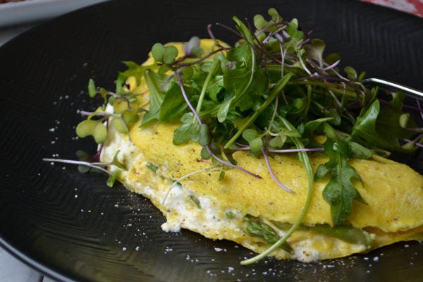 Asparagus and ricotta omelet