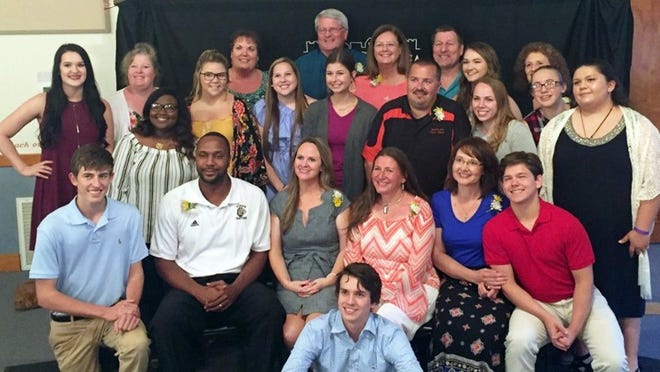 The 2017 honor graduates and guests at the Smithville Chamber of Commerce and Smithville Education Foundation Honor Graduate Dinner. PHOTO BY KEVIN HUTCHINSON