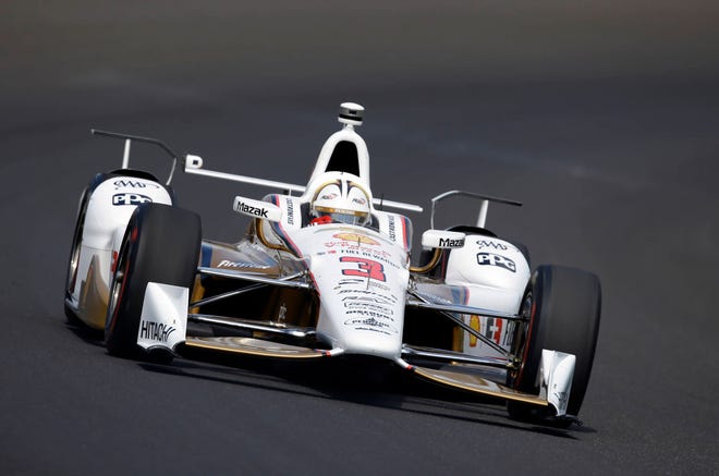 Helio Castroneves drives through the first turn during the final practice session for the Indianapolis 500 IndyCar race at Indianapolis Motor Speedway on Friday, May 26, 2017 in Indianapolis. (Michael Conroy/AP Photo)