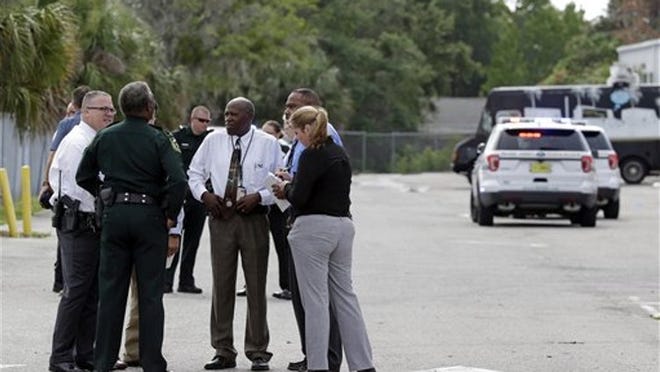 Policías delante de la fábrica de toldos en Orlando, Florida, donde un hombre disparó y mató a varios colegas antes de suicidarse, el 5 de junio del 2017. (AP Photo/John Raoux)