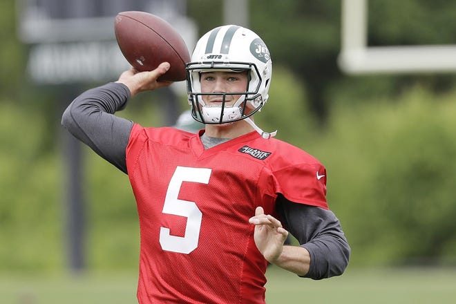 In this May 23 file photo, New York Jets' Christian Hackenberg throws a pass during the team's organized team activities at its NFL football training facility in Florham Park, N.J. The Jets would like to see Hackenberg take charge in the team's quarterback competition. But with the 2016 second-round draft pick out of Penn State still considered a project after not playing at all last season, it remains uncertain whether Hackenberg will progress enough to be the starter this year. [JULIO CORTEZ/ASSOCIATED PRESS]