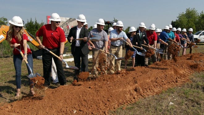Officials turn dirt at the Thursday groundbreaking for MW Builders’ new regional headquarters at Pflugerville’s 130 Commerce Center. Photo by Nicole Barrios