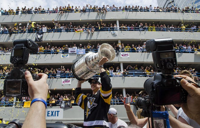 Sidney Crosby raises the Stanley Cup during Wednesday's victory celebration in downtown Pittsburgh.