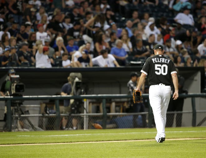 Chicago White Sox starting pitcher Mike Pelfrey leaves a baseball game during the fifth inning against the Oakland Athletics, Friday, June 23, 2017, in Chicago. [CHARLES REX ARBOGAST/THE ASSOCIATED PRESS]