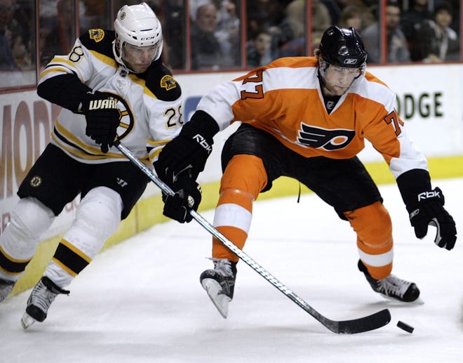 Mark Recchi (left) still holds the Flyers' single-season point record with 123.