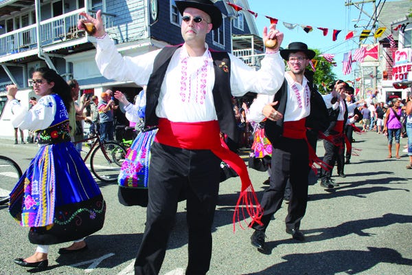 Elementos do grupo folclórico Corações Lusíadas de Cambridge, Massachusetts, descem a Commercial Street a dançar, no passado sábado à tarde, integrados na Parada do Festival Português daquela vila.