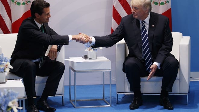 El presidente de Estados Unidos se reune con el mandatario mexicano Enrique Peña Nieto en la cumbre del G20 el viernes 7 de julio de 2017 en Hamburgo, Alemania. (AP Foto/Evan Vucci)