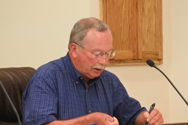 Barling City Administrator Mike Tanner speaks during the Barling Board of Directors meeting Tuesday, July 11, 2017. [THOMAS SACCENTE/TIMES RECORD]