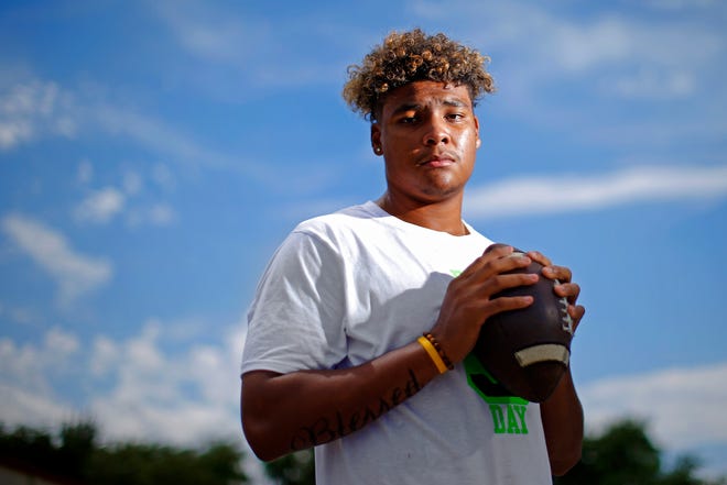 After changing schools and committing to OU, Putnam City defensive end Ron Tatum opened up with his teammates. [PHOTO BY BRYAN TERRY, THE OKLAHOMAN]