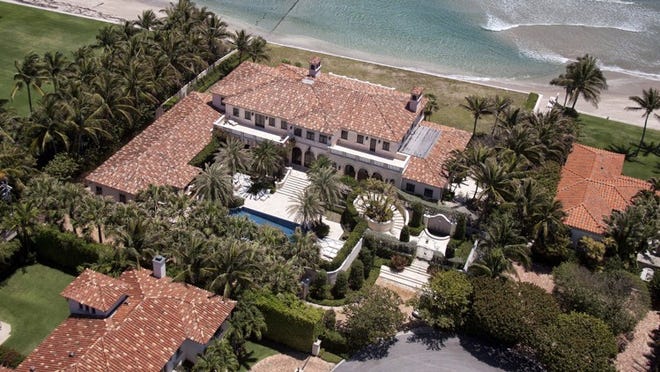 A July 5 foreclosure sale of developer Robert V. Matthews’ oceanfront mansion at 101 Casa Bendita was aborted during the online bidding because of a last-minute bankruptcy filing by Matthews. The Chapter 7 bankruptcy case, however, was dismissed several days later. Photo by Brian Lee, courtesy WoollyMammothPhoto.com