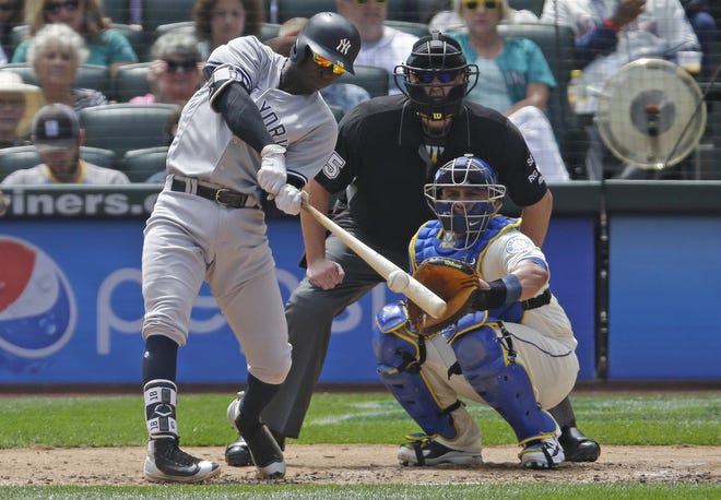 New York Yankees' Didi Gregorius, left, hits a solo home run during the Yankees' 6-4 win over the Seattle Mariners on Sunday. [AP Photo/Ted S. Warren]
