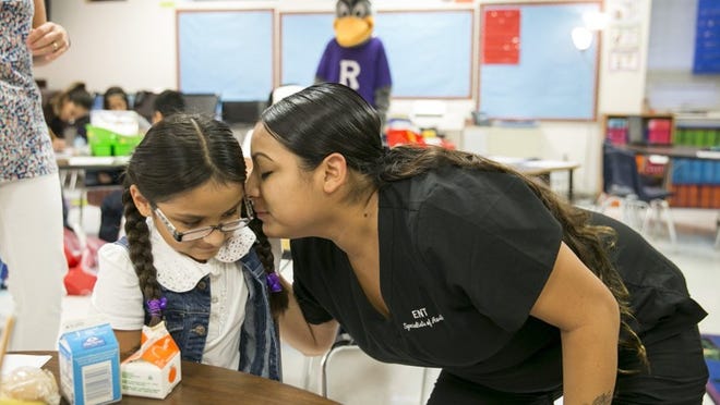 Melissa Ybarra le da un beso a su hija Izabela Frausto, de 7 años, el primer día del segundo grado en la primaria Rodríguez en 2016. Hablar con tus hijos puede disminuir la ansiedad del primer día de clases. JAY JANNER / ¡AHORA SÍ!