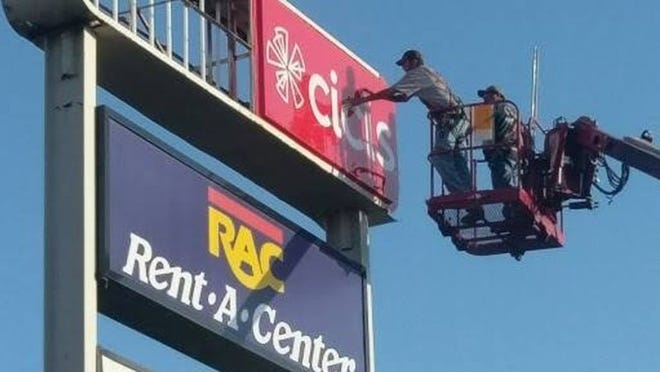 Crews hang a Cici s Pizza sign at the Colorado Crossing Shopping Center in Bastrop. Restaurant is set to open on Loop 150 soon. BASTROP ECONOMIC DEVELOPMENT CORPORATION