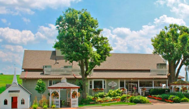 Two gift shops and Amish style dining are located on-site.