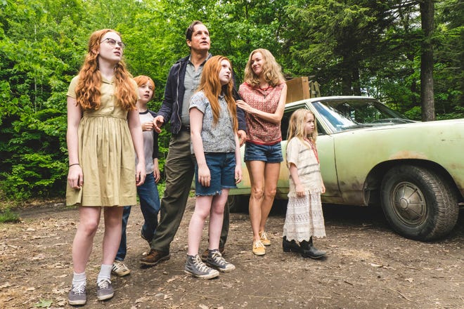 This image released by Lionsgate shows, from left, Sadie Sink, Charlie Shotwell, Ella Anderson, foreground center, Woody Harrelson, Naomi Watts and Eden Grace Redfield in "The Glass Castle." ( Jake Giles Netter/Lionsgate via AP)