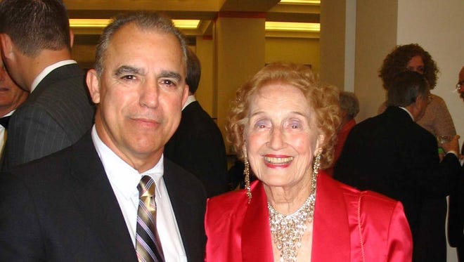 Actor, comedian and Jacksonville University alumnus Jay Thomas joined then-university president Fran Kinne at a school event in 2007. Thomas died this week. (Judy Wells/Special)