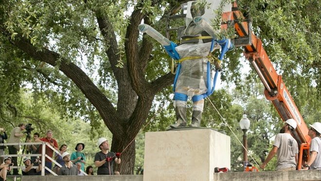 Crews remove the Jefferson Davis statue from the Main Mall on the UT campus on August 30, 2015. JAY JANNER / AMERICAN-STATESMAN