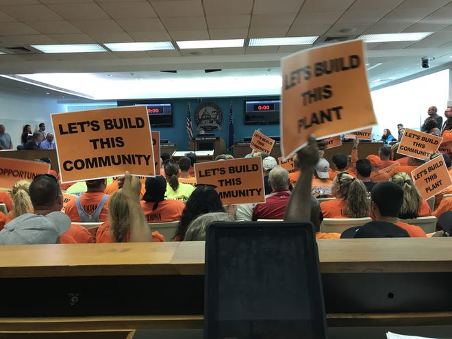 Supporters hold up signs in support of a proposed natural gas power plant during a Springfield City Council meeting on Wednesday, Sept. 6, 2017. Jason Nevel/SJ-R
